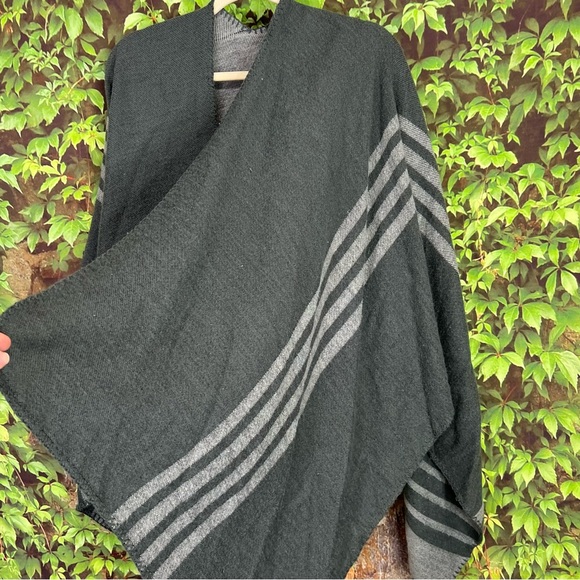 BB DAKOTA Reversible Charcoal Plaid Blanket Wrap, O/S - Picture 9 of 11